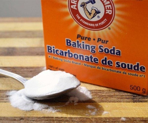 Sử dụng bột baking soda để làm sạch cặn canxi.
