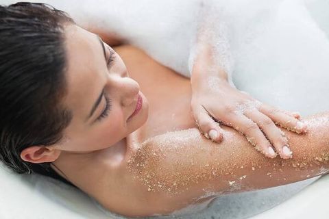 Hướng dẫn cách dùng và công dụng tuyệt vời của muối tắm khoáng đối với làn da?