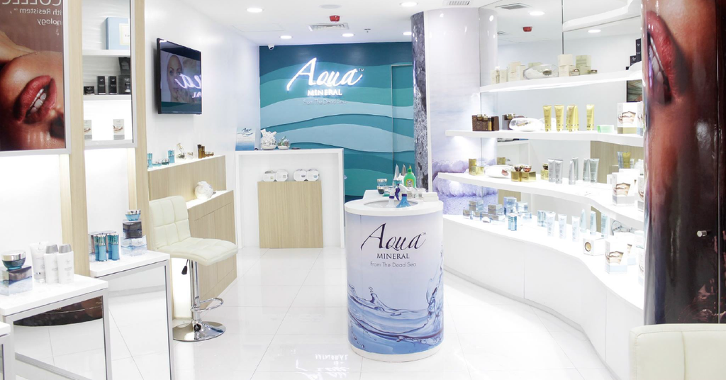 Theo chân Lilly Nguyễn khám phá cửa hàng mới của Aqua Mineral và Gold Elements tại Vincom Đồng Khởi