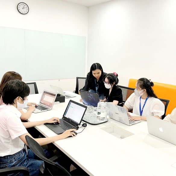 Con người & môi trường làm việc