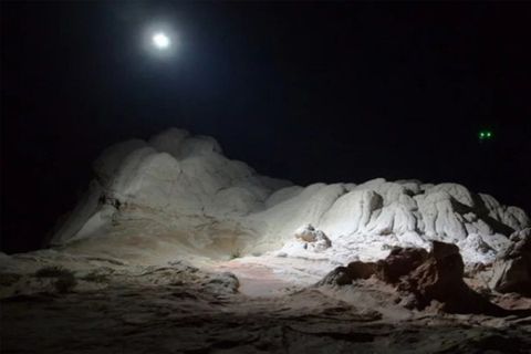 Bộ phim ngắn sử dụng drone với dàn đèn LED đủ sức chiếu sáng cả một vùng sa mạc ban đêm