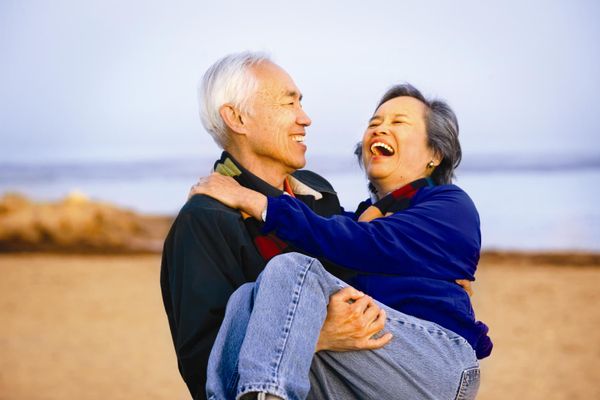 Đi bên cạnh nhau qua nhiều năm tháng, lúc này tình yêu trở thành tình thân