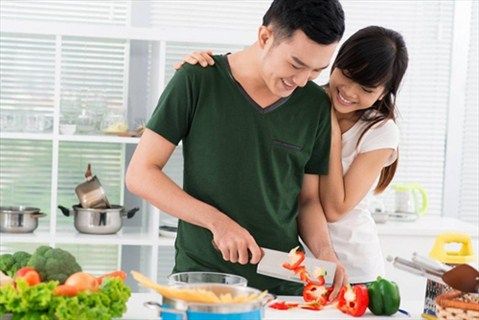 Chia sẻ việc nhà giúp vợ chồng hạnh phúc hơn