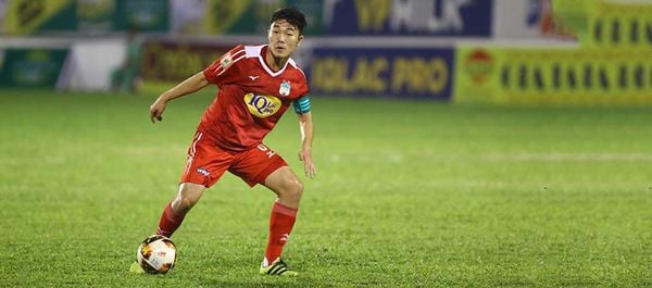 Giày đá bóng của tiền vệ