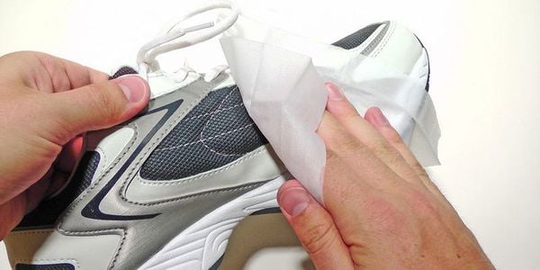  Chọn dung dịch lau khô giày phù hợp