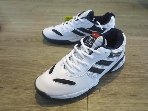 Một số mẫu giày tennis đang được bày bán tại Động lực shop