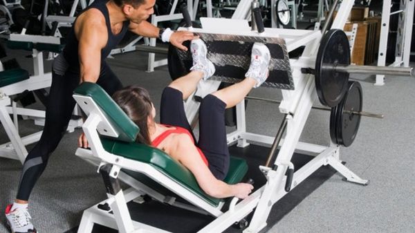 Máy đạp chân ngang có ghế tựa giúp bạn giảm mỡ thừa ở phần thân dưới