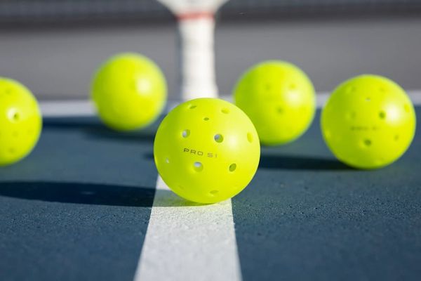 Bóng Pickleball có gì đặc biệt? Có bao nhiêu bóng Pickleball hiện nay? – Động Lực Sport