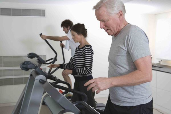 Người già không nên tập luyện quá sức