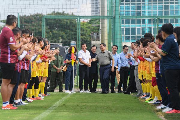 gặp mặt động viên đội tuyển bóng đá nữ