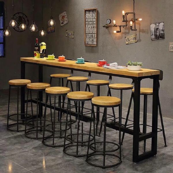 Một góc quán cà phê với bàn Tolix dài 2m là một ý tưởng sáng tạo