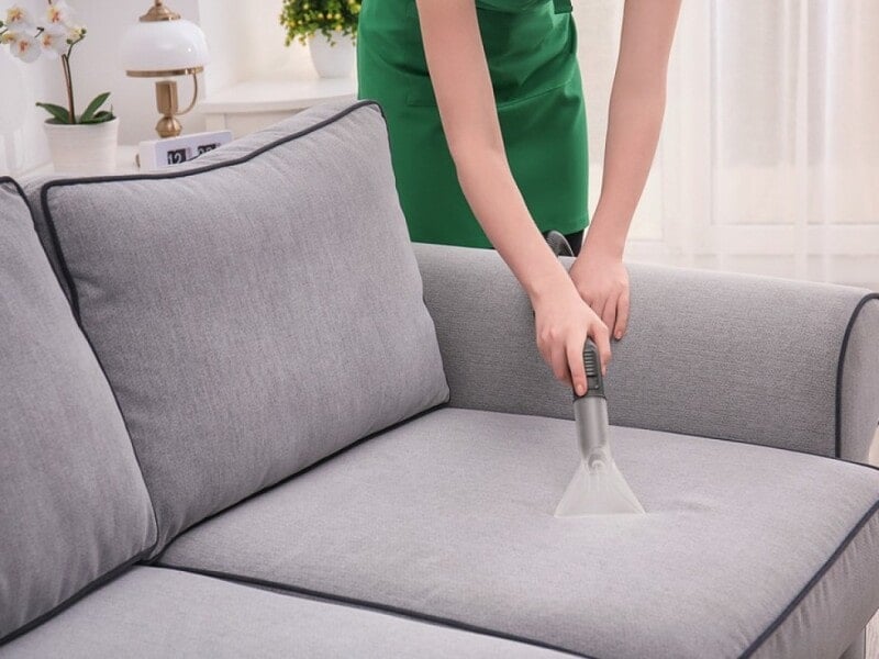 cách làm sạch ghế sofa vải màu trắng
