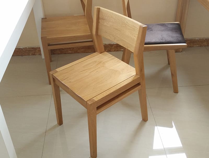 ghế gỗ có tay vịn hình vuông