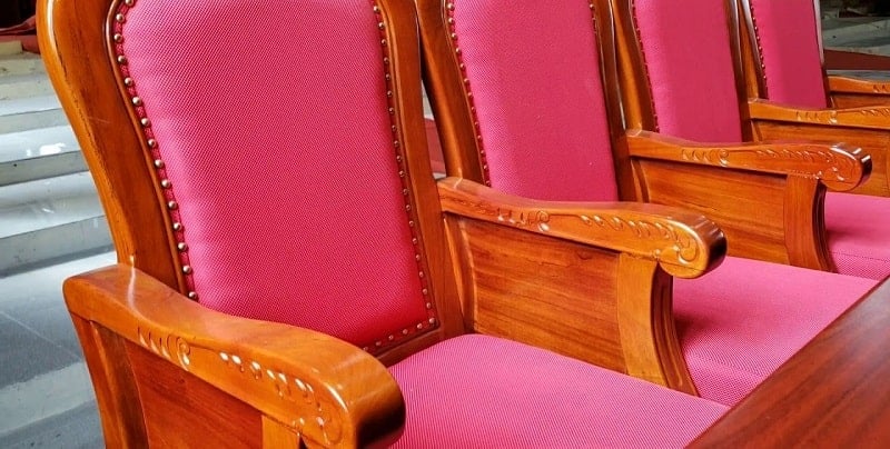 bàn ghế hội trường bằng gỗ