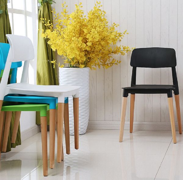 Kết hợp ghế chân gỗ màu xanh - vàng cùng bàn chân sắt cũng là một ý tưởng tuyệt vời