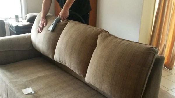 Vệ sinh sofa tân cổ điển bằng máy hút bụi