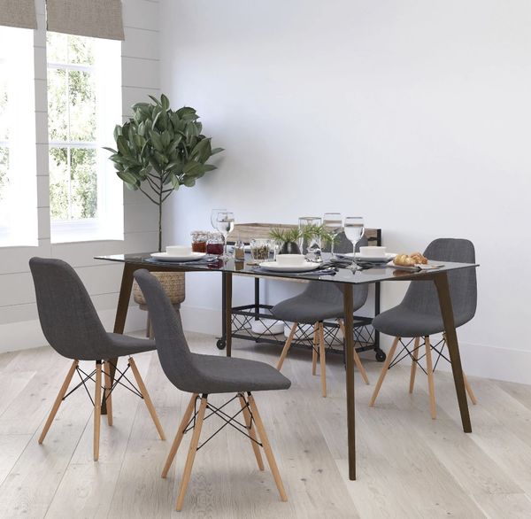 Tips trang trí không gian quán bằng bàn Eames 1
