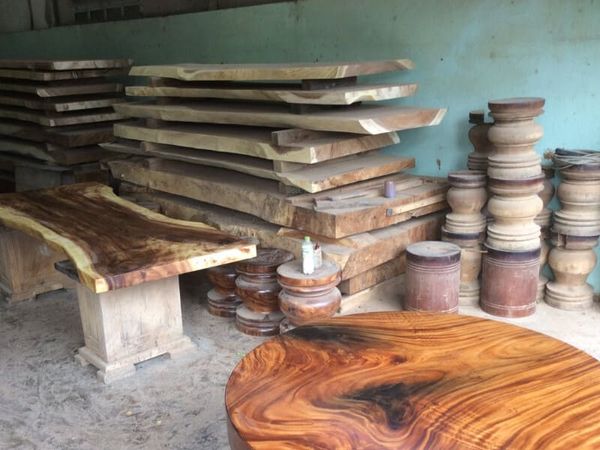 Vì sao bàn ghế gỗ thông, gỗ me tây phổ biến