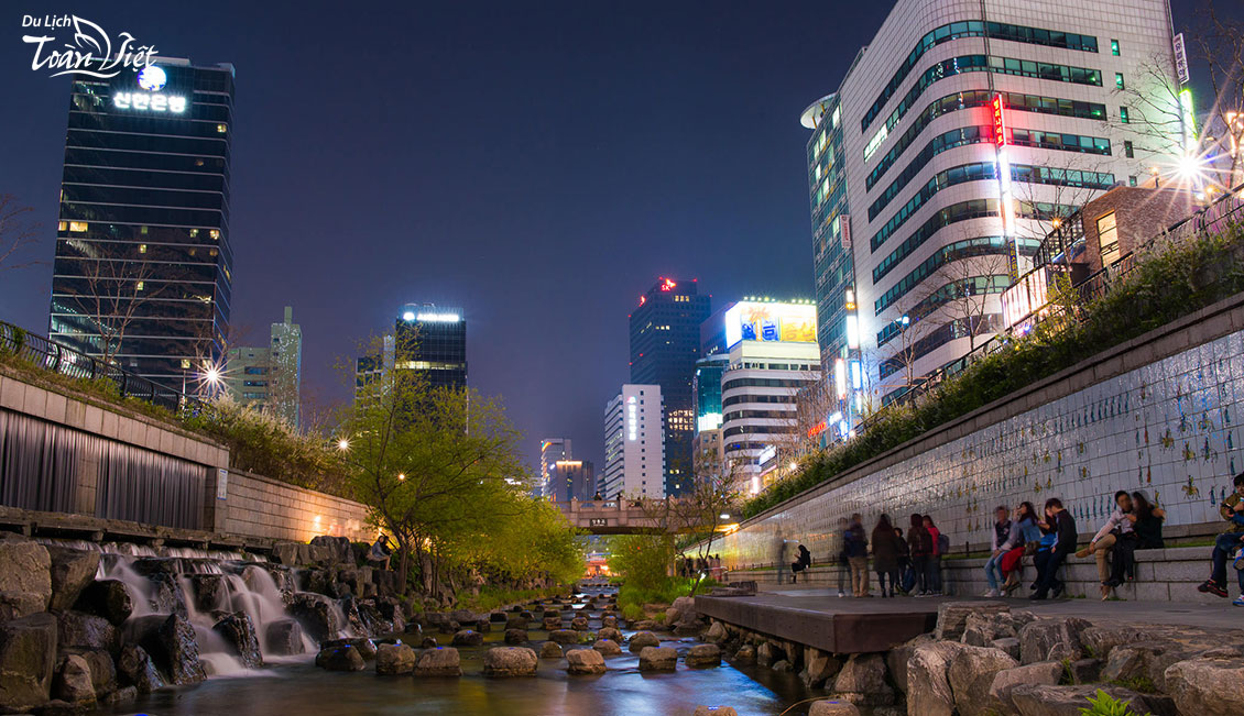 Du lịch Hàn Quốc suối Cheonggyecheon