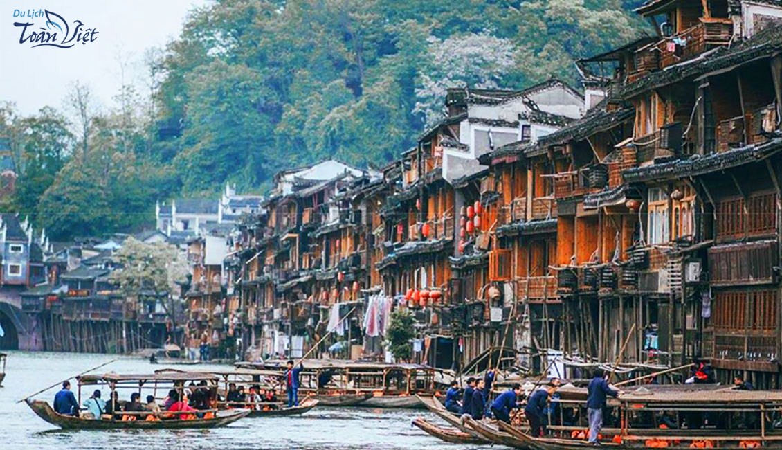 Du lịch Trung Quốc Trương Gia Giới Phượng Hoàng Cổ Trấn trải nghiệm ngồi thuyền tả ngạn sông Đà Giang