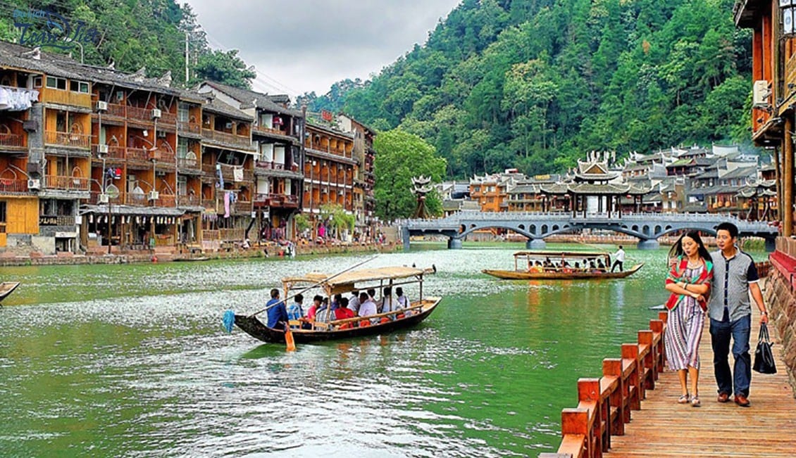 Du lịch Trung Quốc Trương Gia Giới Phượng Hoàng Cổ Trấn trải nghiệm ngồi thuyền tả ngạn sông Đà Giang