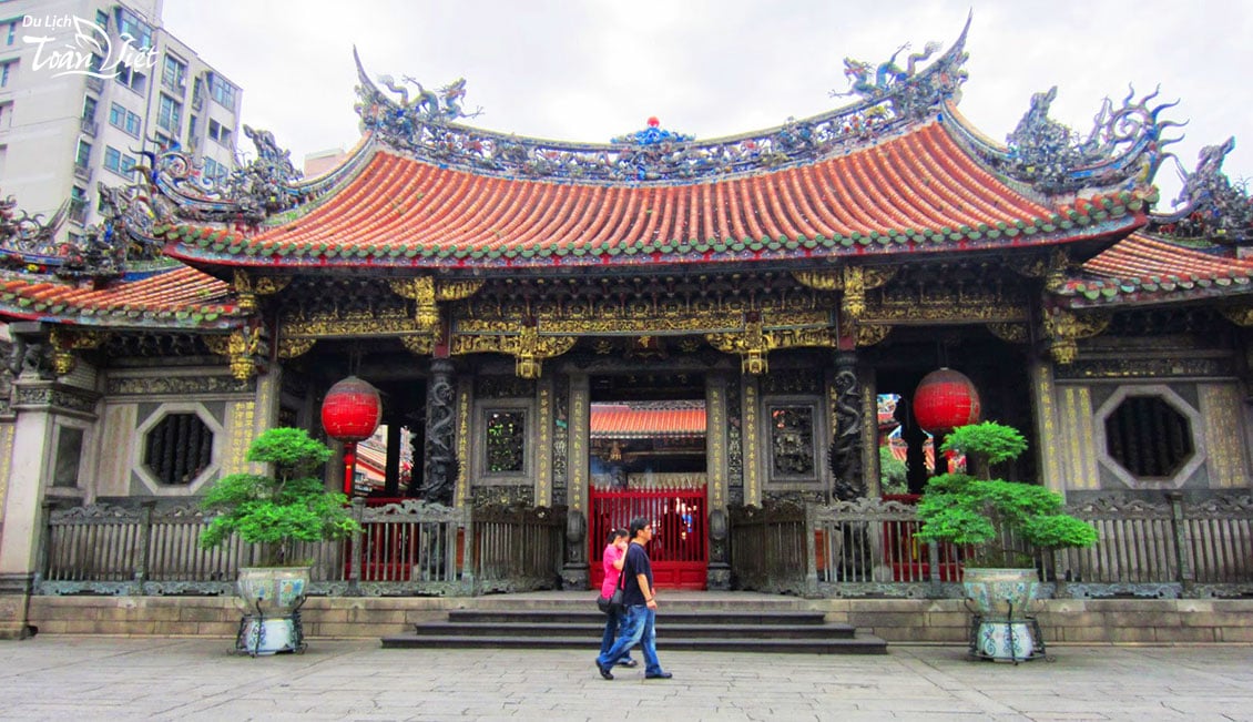 Du lịch Đài Loan tham quan Long Sơn Tự