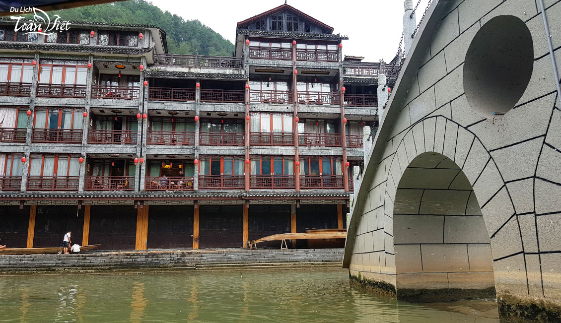 Du lịch Trung Quốc Trương Gia Giới Phượng Hoàng Cổ Trấn ngồi thuyền tả ngạn Đà Giang