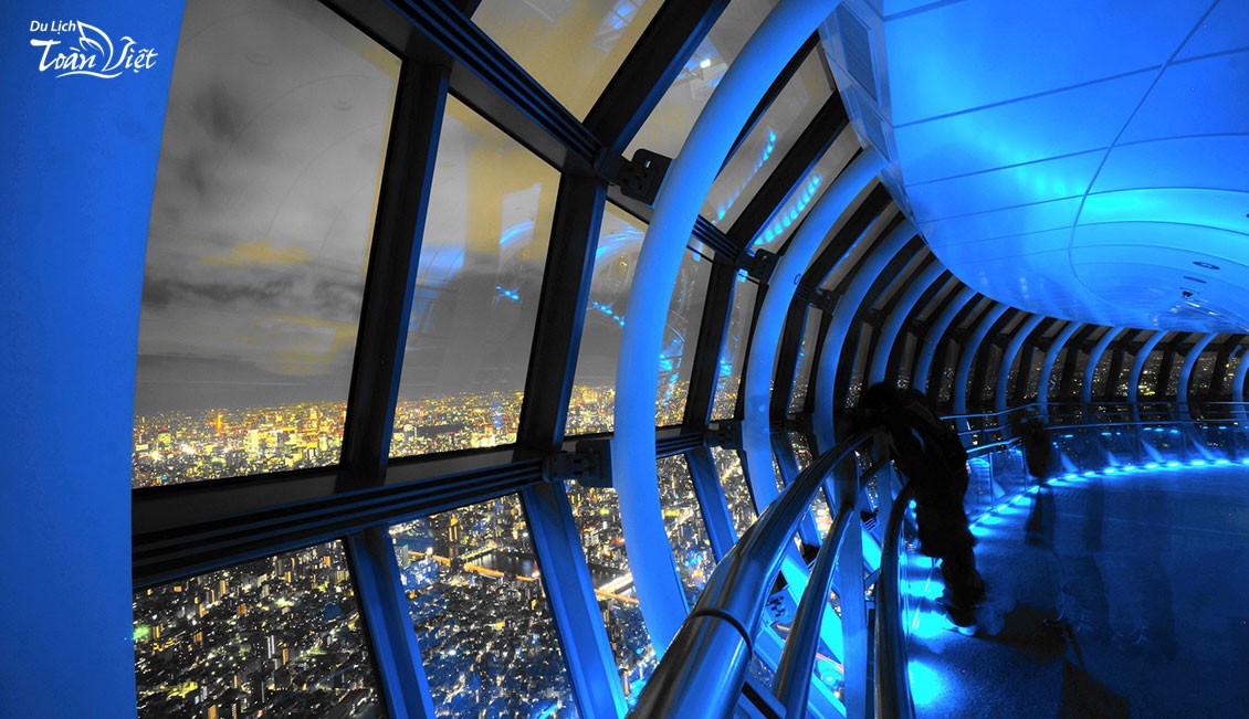 Du lich Nhật Bản chụp hình lưu niệm tại tháp Tokyo Sky Tree