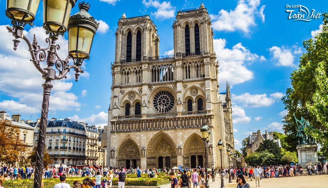Tour du lịch châu Âu nhà thờ đức bà Paris