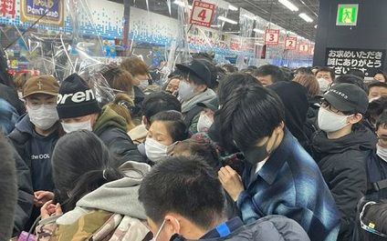 Bất chấp Covid-19, đám đông đổ xô đi mua PS5 ở Nhật Bản