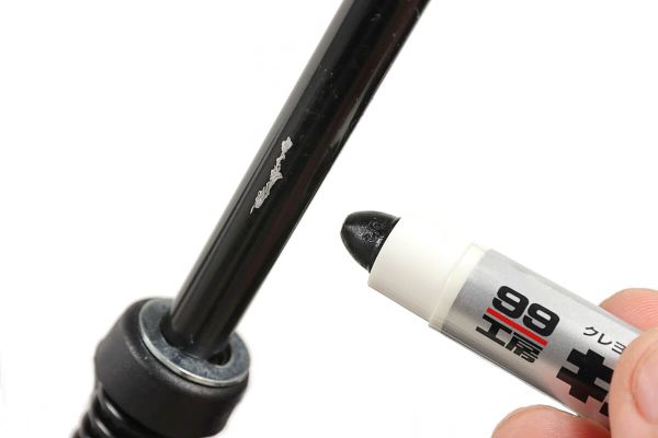 Che vết xước trên xe với bút xóa vết xước của Soft99