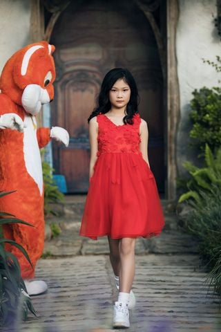 Hai 'chân dài nhí' hot nhất Việt Nam khoe vẻ sang chảnh như hoa hậu.
