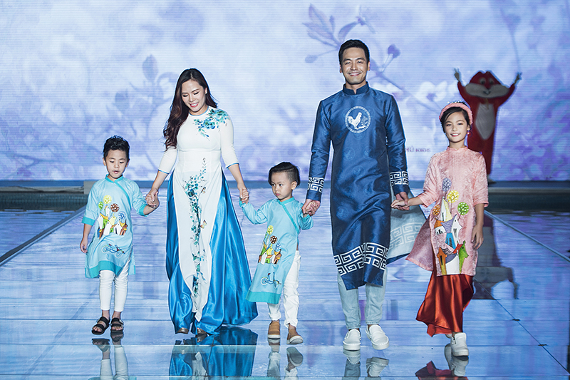 Gia đình Phan Anh mặc áo dài Rabity tại Tuần lễ thời trang Trẻ em 2017