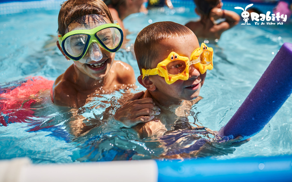 Bơi lội đem lại nhiều lợi ích cho trẻ