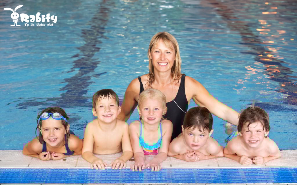 Ba mẹ cần giám sát trẻ bơi để đảm bảo an toàn cho trẻ