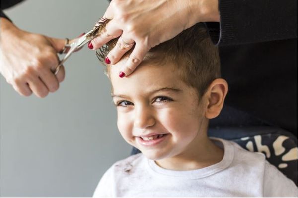 Bộ kéo cắt tóc cho bé an toàn giúp cho việc cắt tóc của bé trở nên dễ dàng hơn và tiện lợi hơn. Đến với chúng tôi để kiểm tra và trải nghiệm bộ sản phẩm này, bảo đảm sẽ ưu tiên cho sự an toàn và tỉ mỉ trong từng bước cắt tóc.