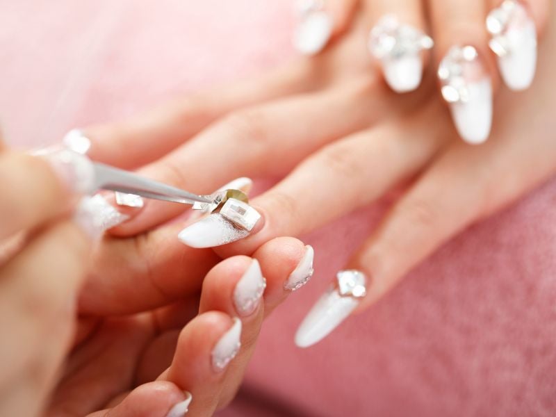 Tránh tiếp xúc với nước nóng sau khi làm nail