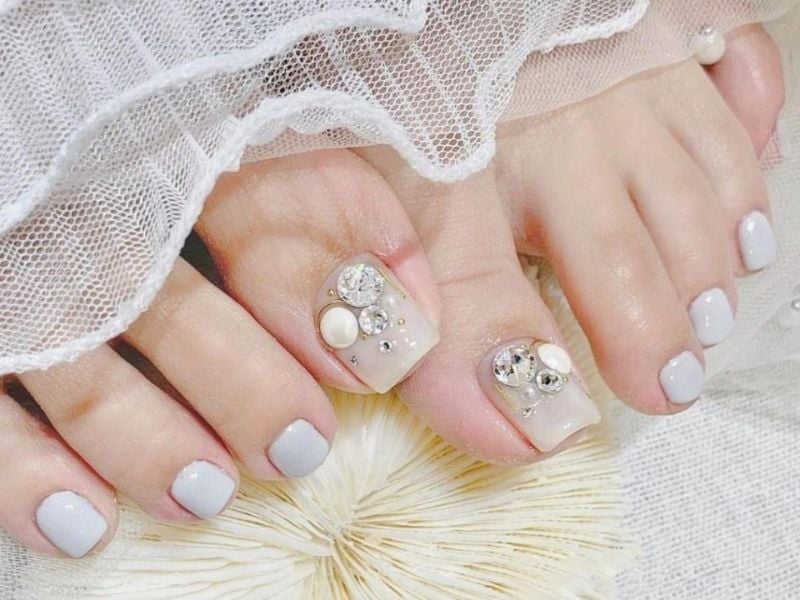 Mẫu nail chân đính charm nơ