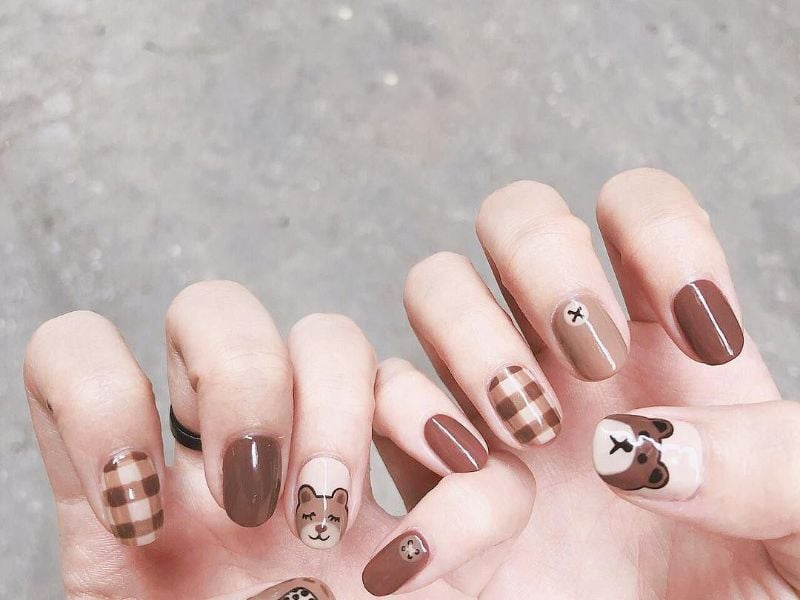 Mẫu nail caro nâu