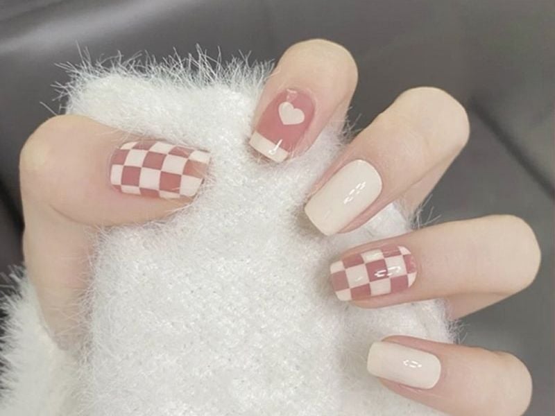 Nail trắng hồng caro dễ thương