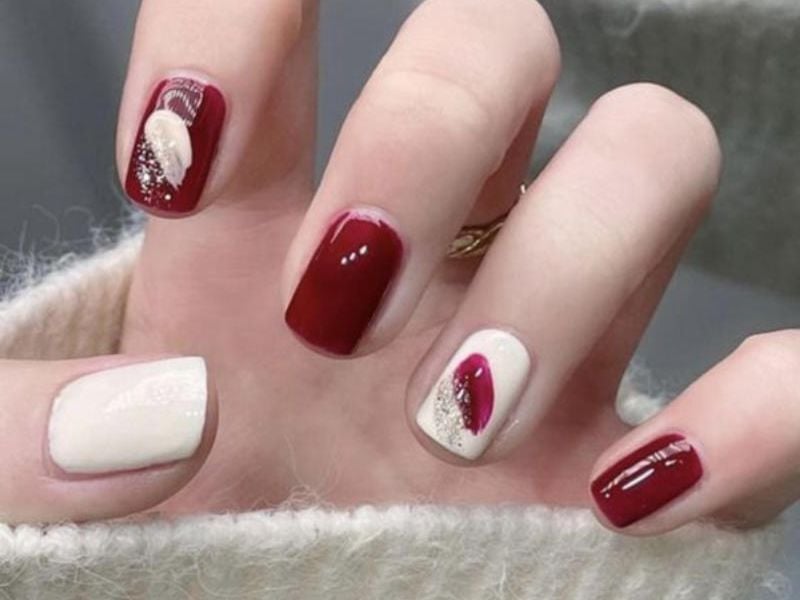 Vẽ móng trên nền nail đỏ rượu