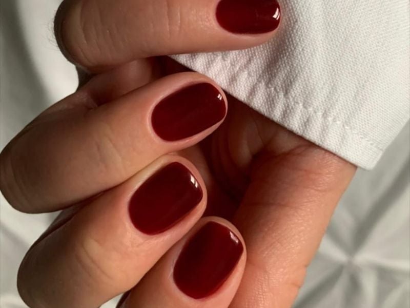 Mẫu nail màu đỏ cherry quyền lực