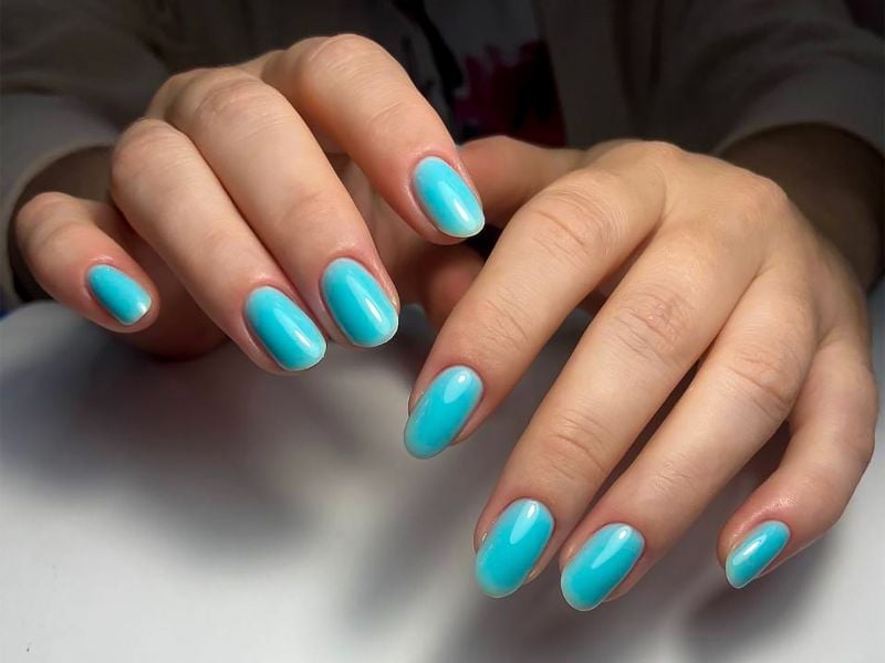 Nail ombre xanh ngọc phù hợp với người da trắng