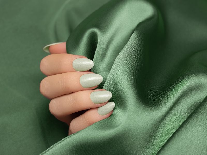 Nail ombre xanh lá trẻ trung