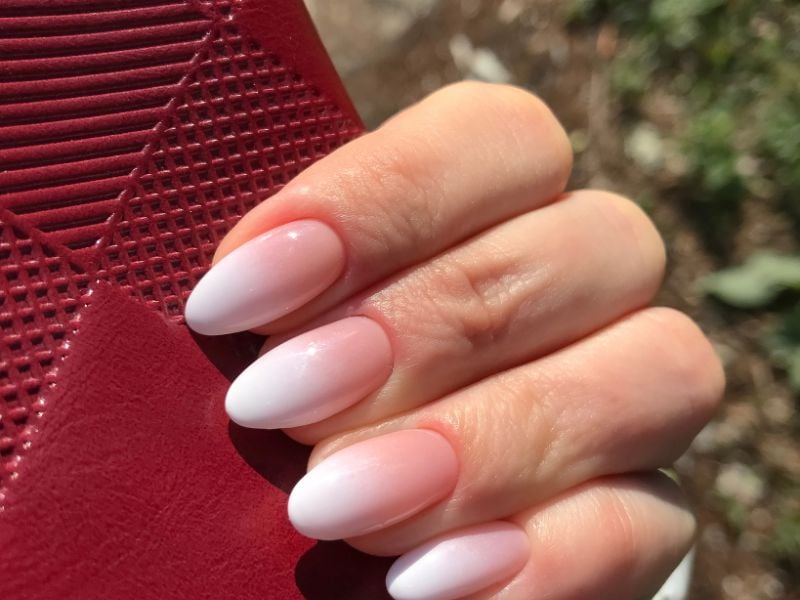 Nhẹ nhàng với nail ombre trắng hồng