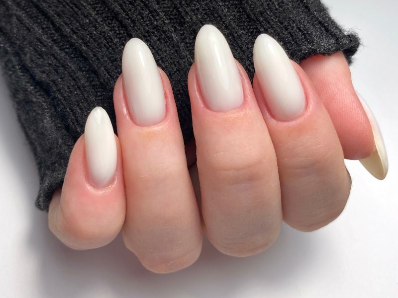 Nail ombre trắng tinh mang lại vẻ thanh lịch