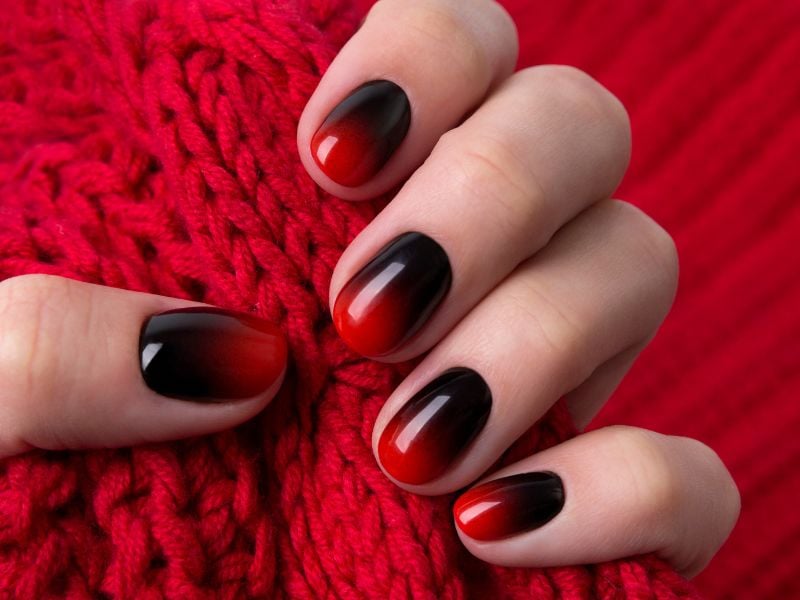 Nail ombre đỏ đen phù hợp với nhiều outfit