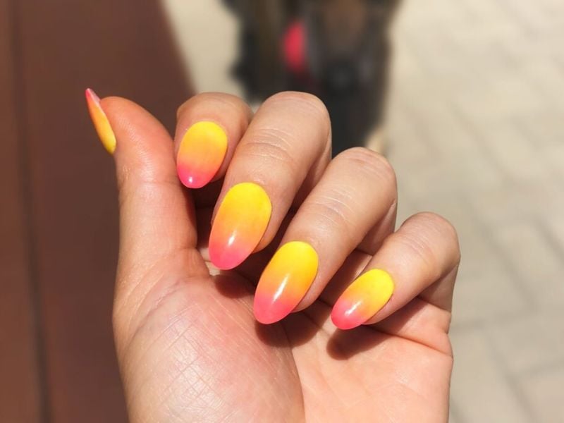 Mẫu nail Ombre màu đỏ phối vàng