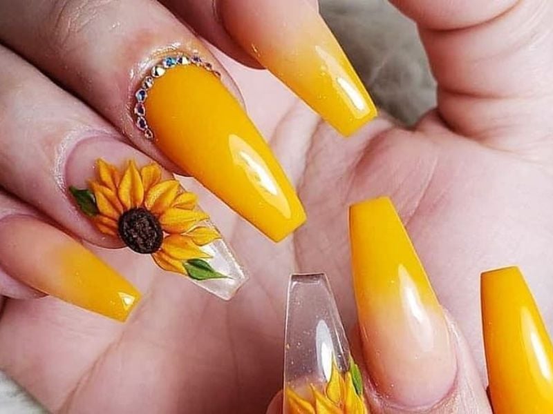 Nail họa tiết hoa dễ thương trên nền đỏ hoặc vàng