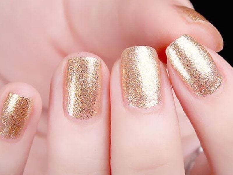 Nail nhũ và vàng kim loại